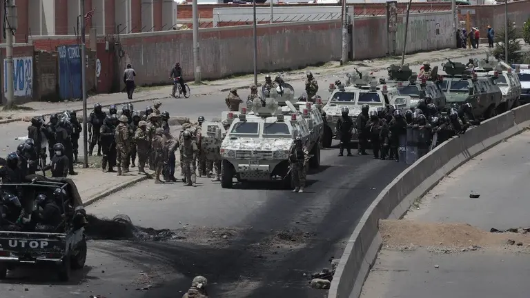 Foto de archivo muestra a polic&iacute;as y militares dispersando a manifestantes que protestaban contra del Gobierno transitorio en Senkata en 2019. EFE/Rodrigo Sura