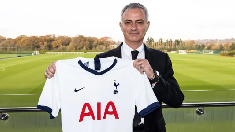 Mourinho, con la camiseta de los Spurs. TOTTENHAM