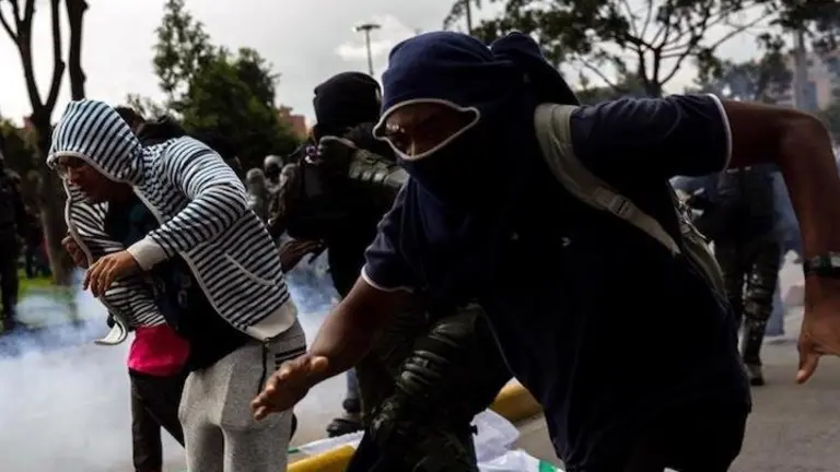 Las protestas en las calles de Bogot&aacute; en Colombia. EFE