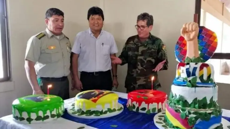 Los exjefes jefes policiales, Vladimir Calder&oacute;n y Maximiliano D&aacute;vila en el cumplea&ntilde;os de Evo Morales. Foto: P&aacute;gina Siete.