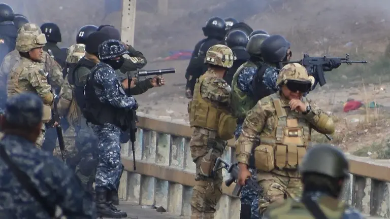 Uniformados en el puente de Huayllani el 15 de noviembre de 2019, cuando se reportaron muertes de cocaleros. DICO SOL&Iacute;S