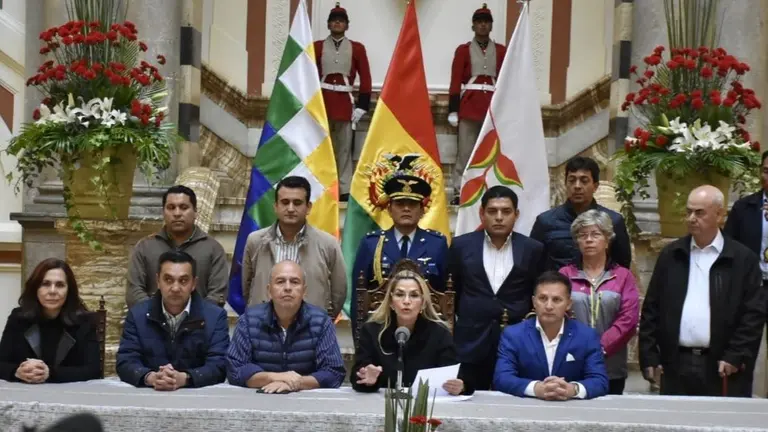 La presidenta Jeanine A&ntilde;ez acompa&ntilde;ada por su gabinete durante una conferencia de prensa. APG