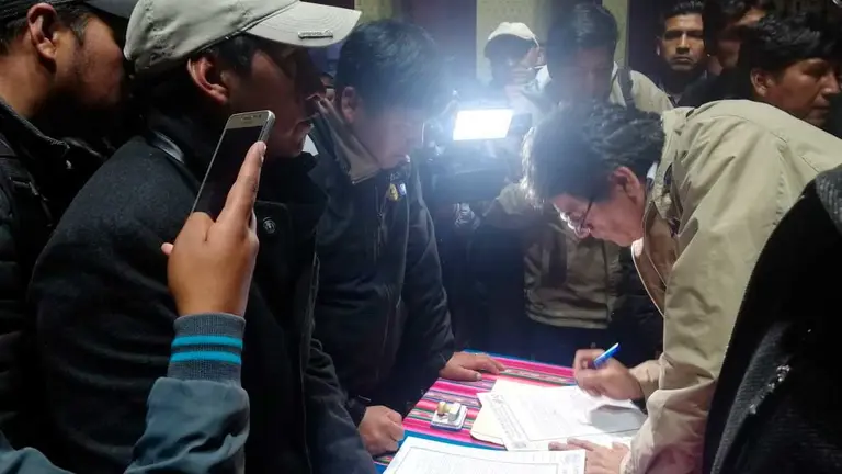 La firma de el acuerdo en El Alto. ERBOL