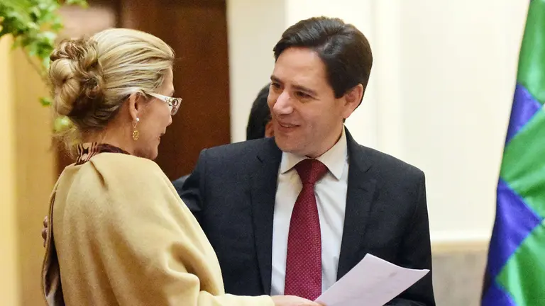 La presidenta Jeanine &Aacute;&ntilde;ez jurament&oacute; a Salvador Romero como nuevo vocal del Tribunal Supremo Electoral (TSE). Foto: ABI