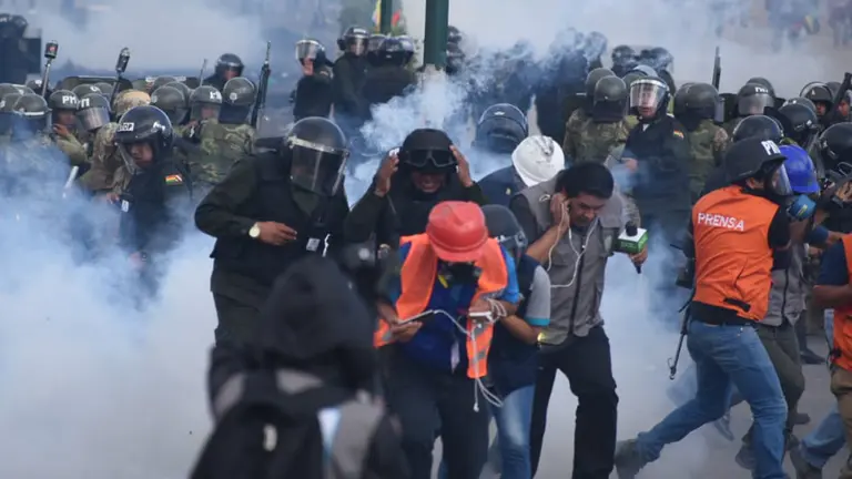 Momento en que un explosivo detona en medio de los periodistas el 15 de noviembre en Huayculi. Foto: Dico Sol&iacute;s
