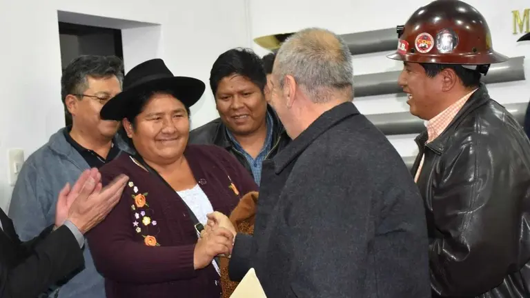 Segundina Flores de "Bartolinas" y Arturo Murillo estrechan manos. Foto: Min. Gobierno.