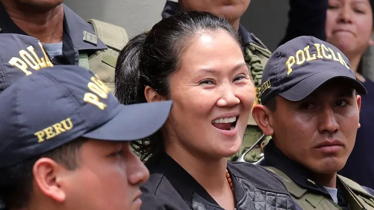 Keiko Fujimori escoltada por la efectivos policiales. www.quenospasavenezuela.org