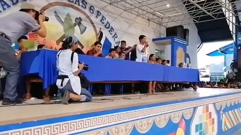 Imagen de video muestra a los dirigentes de las Seis Federaciones, durante una asamblea en Lauca &Ntilde;.