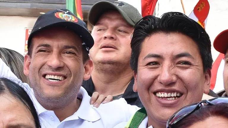 Marco Antonio Pumari (d), junto a Luis Fernando Camacho, en 2020. APG