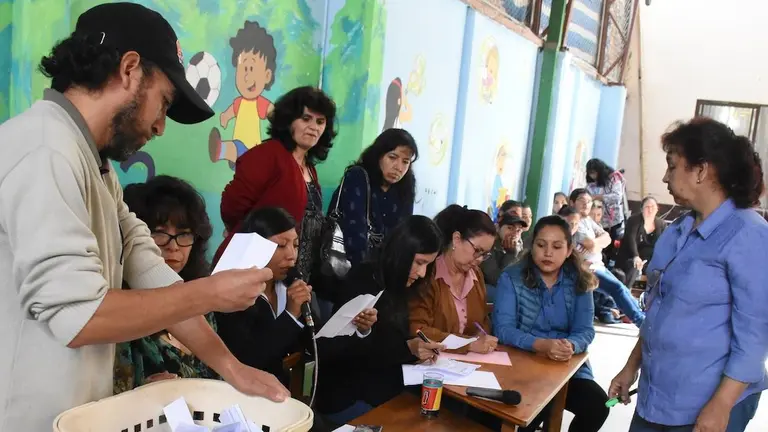 Padres de familia participan del sorteo de cupos. DICO SOL&Iacute;S