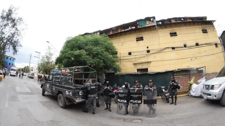 Efectivos policiales en puertas de la c&aacute;rcel.  AYAR WARI