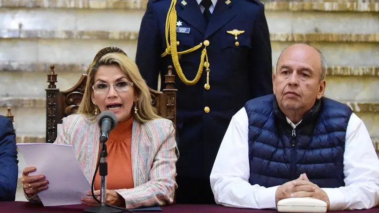 La expresidenta, &Aacute;&ntilde;ez (i), y el exministro de Gobierno, Murillo, en conferencia de prensa. ABI-ARCHIVO