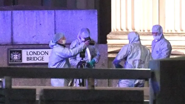 Varios forenses examinan el lugar del ataque terroRista en inmediaciones del puente de Londres. EFE