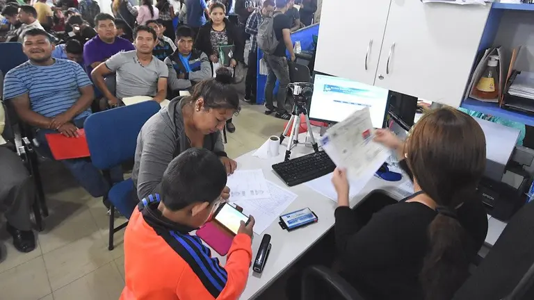 Ciudadanos realizan tr&aacute;mites en oficinas de SEGIP, en Cochabamba.	DICO SOL&Iacute;S