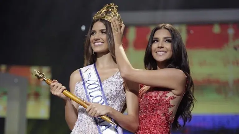Gabriela Tafur (i) recibe el galard&oacute;n de Miss Colombia antes del certamen mundial. EFE
