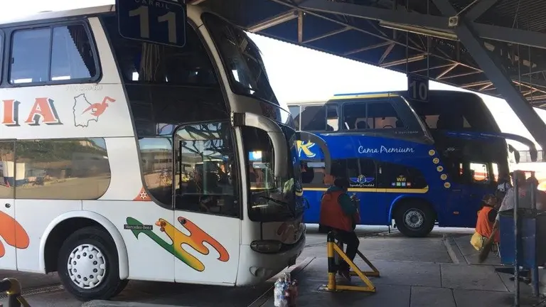 Buses, en la Terminal.