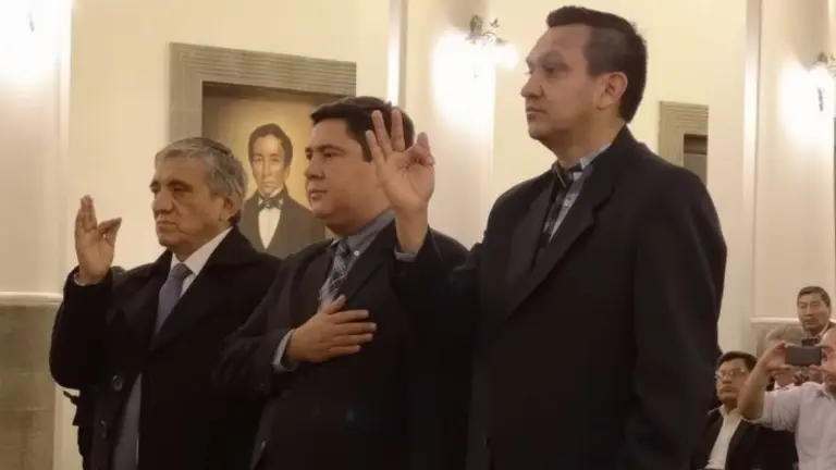 Iv&aacute;n Arias, &Oacute;scar Mercado y Yerko N&uacute;&ntilde;ez durante su posesi&oacute;n. ABI