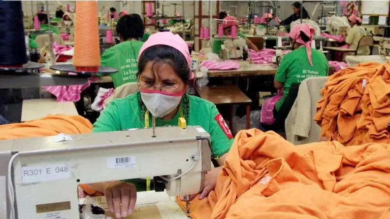 Imagen referencial de manufactura de prendas de vestir. PE