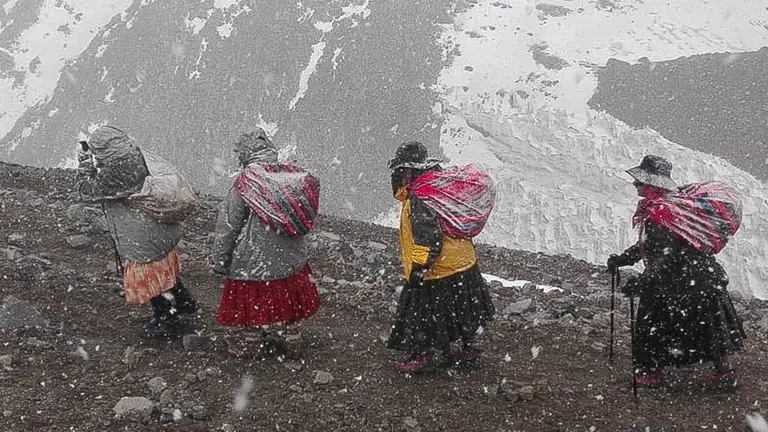 Grupo de cholitas Escaladoras. APG