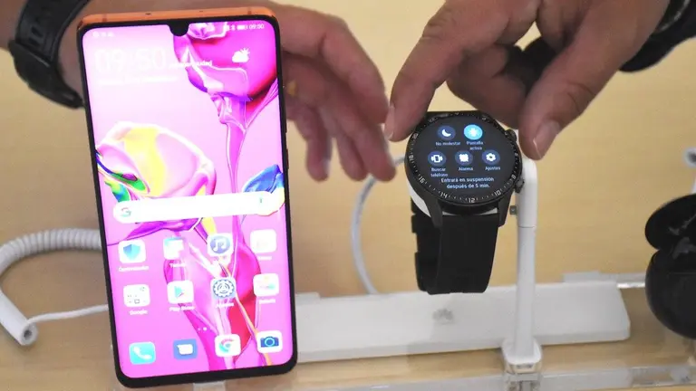 Un smartphone de Huawei (i) y un wearable (d) en la presentaci&oacute;n de la campa&ntilde;a. DICO SOL&Iacute;S
