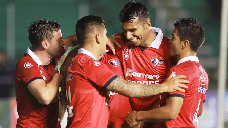 Los futbolistas de Wilstermann celebran el triunfo que lograron ante Blooming, en Santa Cruz. APG