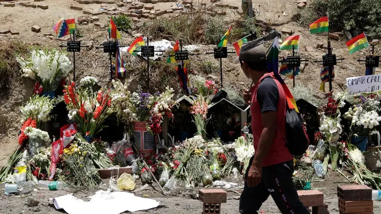 Apachetas instaladas en memoria de los fallecidos durante los enfrentamientos en Huayllani, Sacaba. Foto: APG