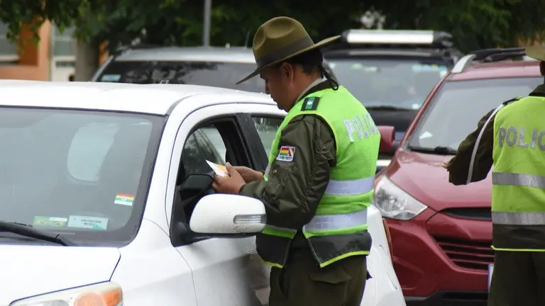 Efectivo de Tr&aacute;nsito realiza el controles. DICO SOL&Iacute;S
