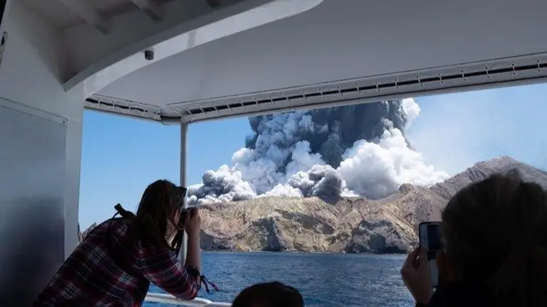 Una imagen de la erupci&oacute;n volc&aacute;nica en Nueva Zelanda tomada desde el mar por un viajero. EFE