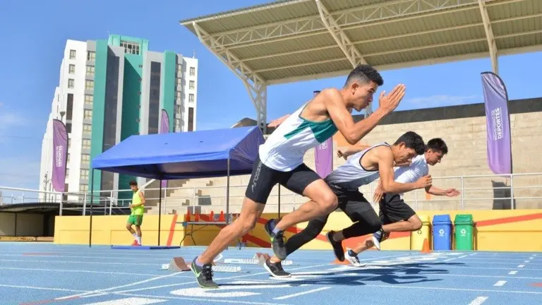 Atletas, en la pista de La Tamborada. MINISTERIO DE DEPORTES