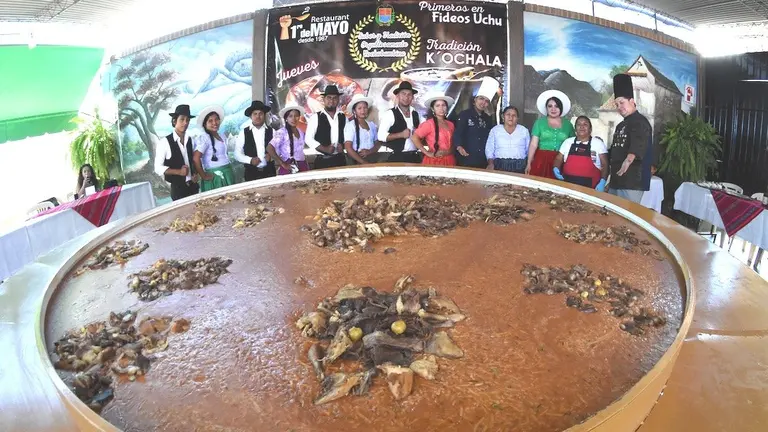 El plato de Fideos Uchu m&aacute;s grande del mundo, en el Primero de Mayo.  NO&Eacute; PORTUGAL