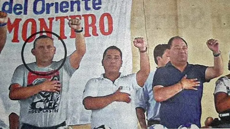 Foto mostrada por Monasterio en que se ve a Serna casi al lado de Romero.