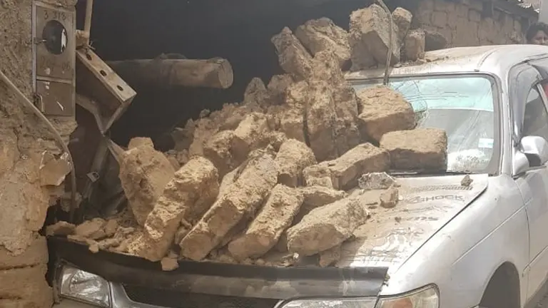 La pared de adobe se vino abajo. TR&Aacute;NSITO