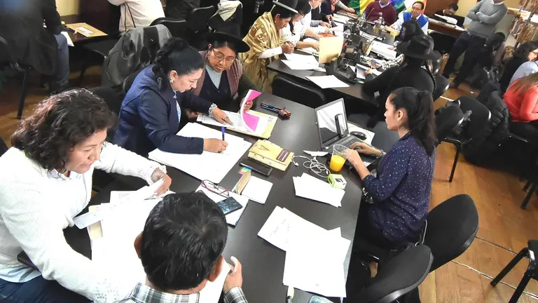 La Comisi&oacute;n Mixta de Constituci&oacute;n revisa la documentaci&oacute;n de los postulantes.   APG