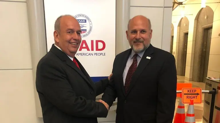 Ministro de Gobierno junto al representante de USAID.