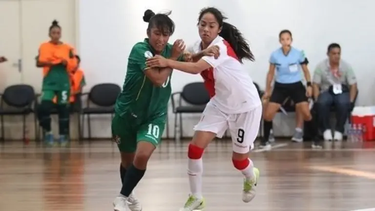 Una instant&aacute;nea de una partido que la selecci&oacute;n femenina de futsal disput&oacute; con Per&uacute;. Urgentebo