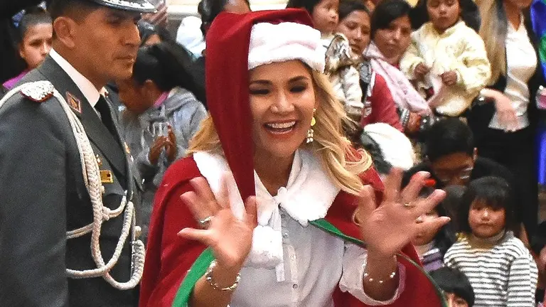 La presidenta &Aacute;&ntilde;ez entrega regalos a los ni&ntilde;os.  EFE