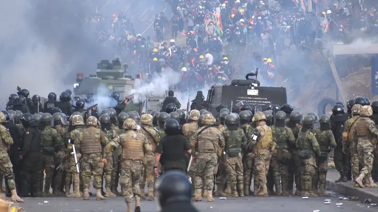 Militares y manifestantes, frente a frente, en Huayllani, en los d&iacute;as de conflicto. DICO SOL&Iacute;S