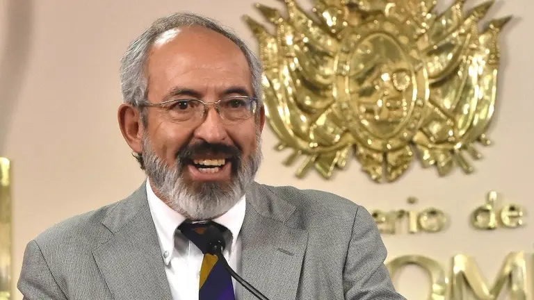 El vice de Pensiones y Servicios Financieros, Osvaldo J&aacute;uregui, en conferencia. APG