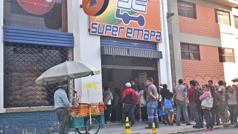 Filas en instalaciones de la Empresa de Apoyo a la Producci&oacute;n de Alimentos (EMAPA). ARCHIVO
