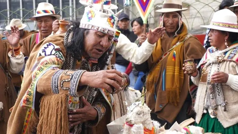 Un amauta prepara una ofrenda para la Pachamama. EFE