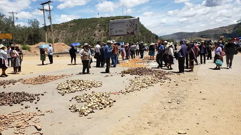 Bloqueo de la ruta Cochabamba-Oruro, a la altura de Parotani. Cortes&iacute;a