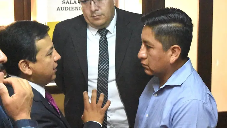 El exalcalde de Quillacollo Willy L&oacute;pez (d), en espera del resultado de su audiencia. ARCHIVO
