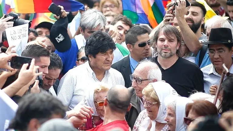 El expresidente Evo Morales, en la marcha, en Argentina. EFE