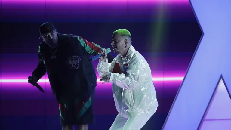 J Balvin durante una presentaci&oacute;n en los pasados Grammy Latinos. En la ceremonia comparti&oacute; el escenario con Carla Morrison (cantaron 'Vibras' y 'Ambiente') e interpret&oacute; con Nicky Jam 'X'.

Foto: EFE