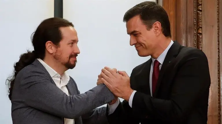 El candidato a la investidura, Pedro S&aacute;nchez (d), y el l&iacute;der de Podemos, Pablo Iglesias (i), estrechan sus manos tras el acto de firma del acuerdo program&aacute;tico. EFE