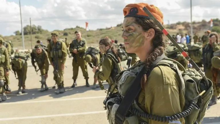 Mujeres soldados en Israel quieren ser reclutadas como combatientes y reservistas en el cuerpo de blindados.EFE