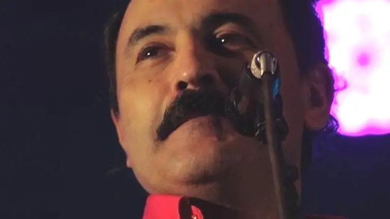 El m&uacute;sico Yalo Cuellar en un concierto.