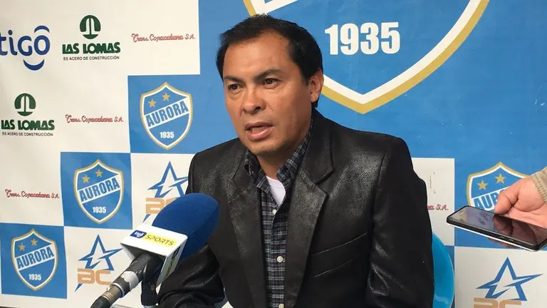 Jaime Cornejo, presidente del club Aurora, durante una conferencia de prensa./ MIGUEL ROJAS