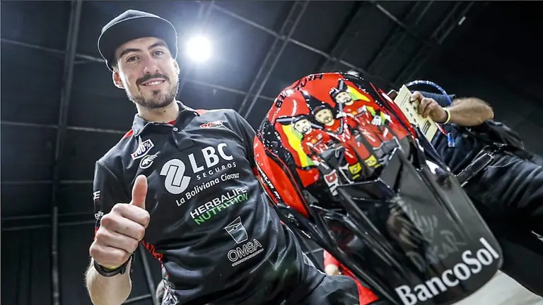 El piloto boliviano Daniel Nosiglia expone su motocicleta con la que correr&aacute; el Rally Dakar en Arabia Saudita.