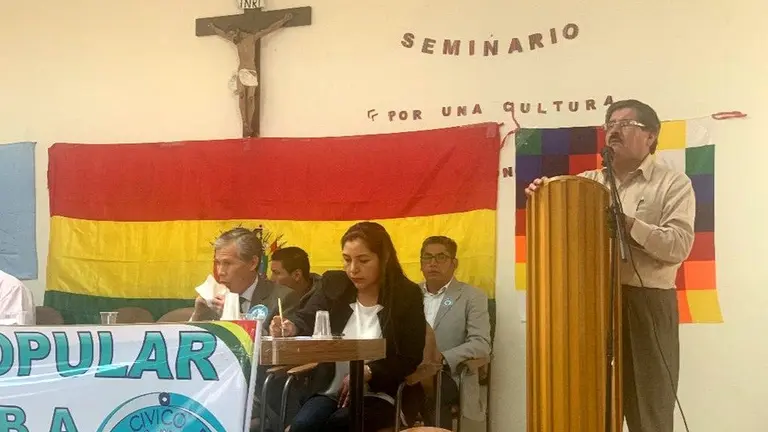 Waldo Albarrac&iacute;n en charla con organizaciones del Comit&eacute; C&iacute;vico Popular.	BETTY CONDORI